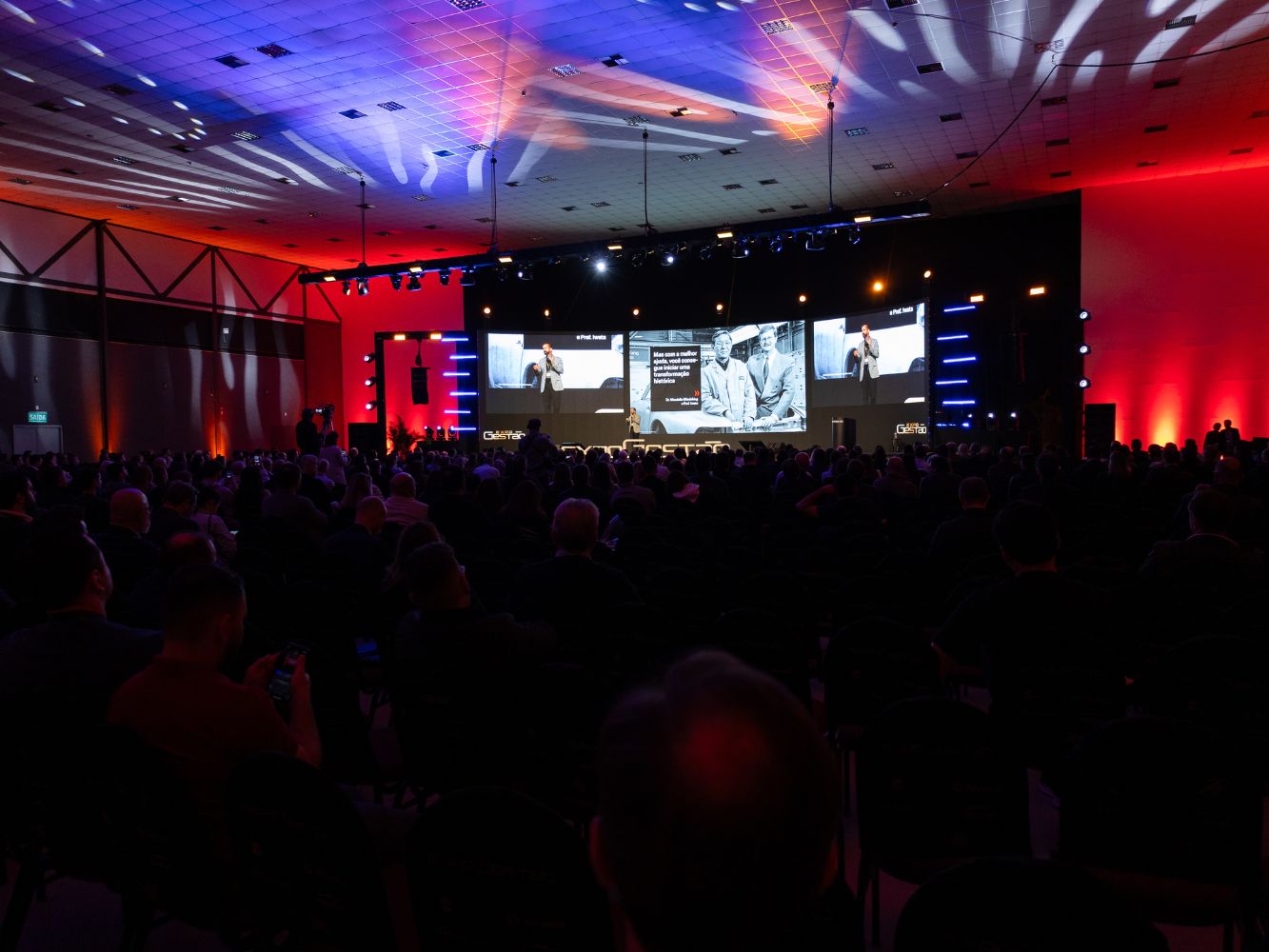 auditorio-cheio-rudiger-leutz-expogestao-2024-palestra