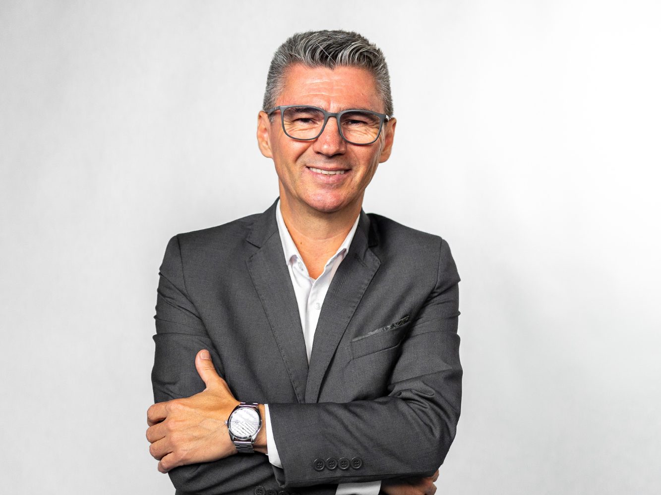 foto-perfil-executivo-fundo-branco-joinville