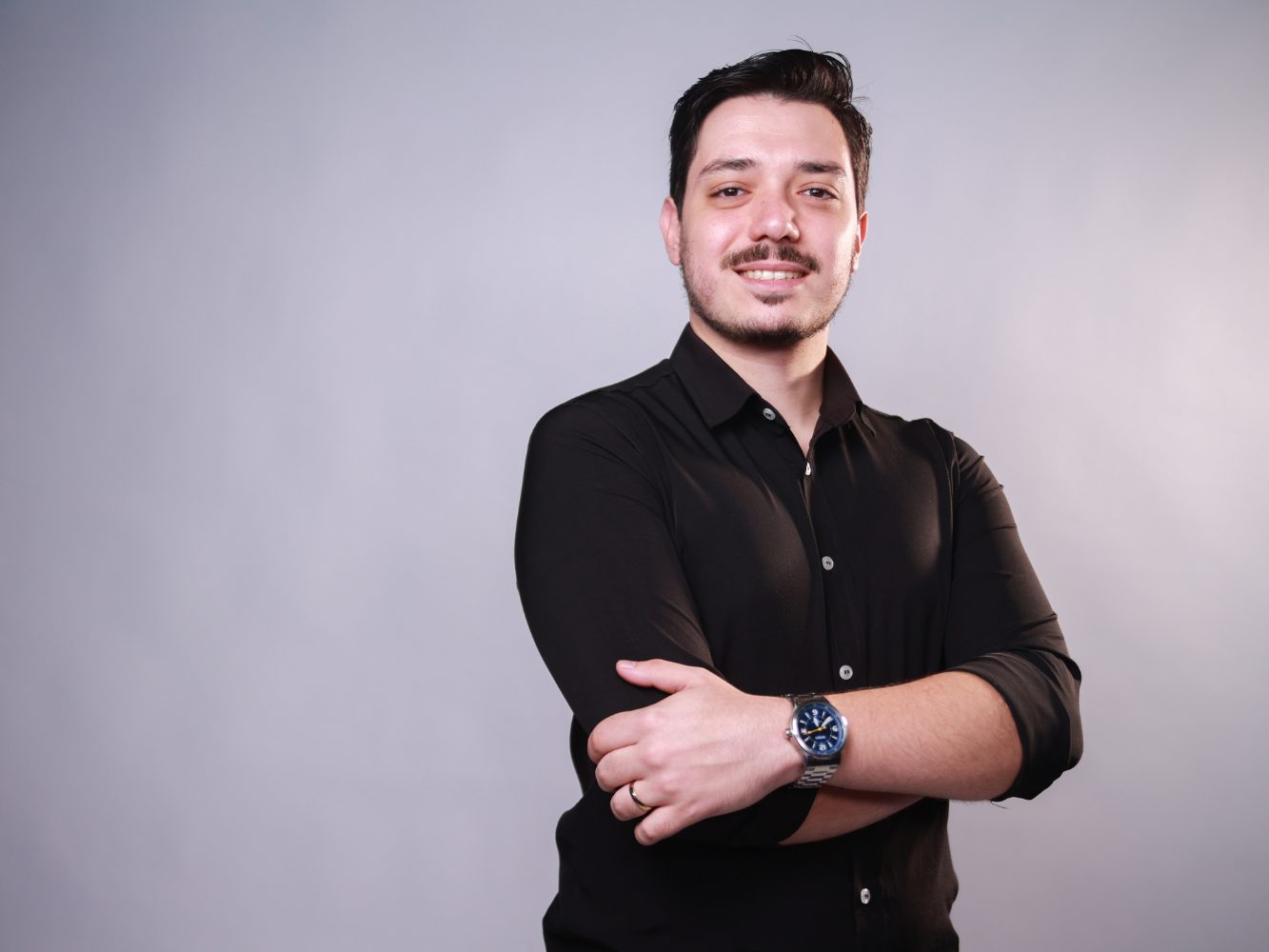 retrato-corporativo-masculino-fundo-neutro-temos